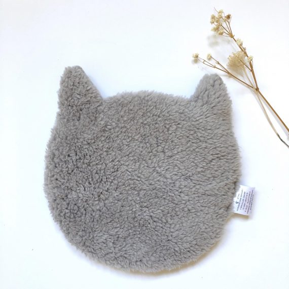dos grand chat gris long