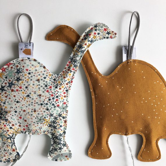 Dinosaure Liberty adeladja dos moutarde