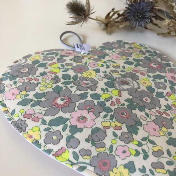 Coeur tordu betsy posé de côté