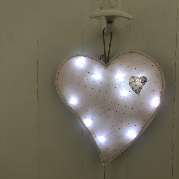 Coeur tordu nuages allumé dos